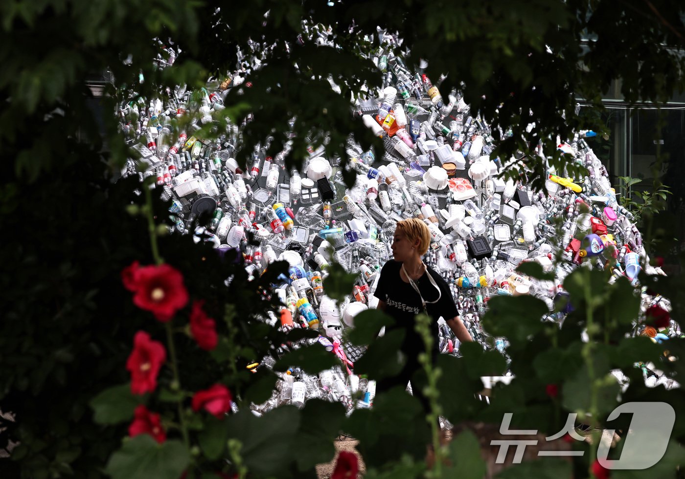 본문 이미지 - 세계 환경의 날인 5일 오후 서울 종로구 환경운동연합 앞마당에 생활 폐기물 4천여 개로 구성된 조형물 '플라스틱 구토'가 설치돼 있다. 2024.6.5/뉴스1 ⓒ News1 구윤성 기자