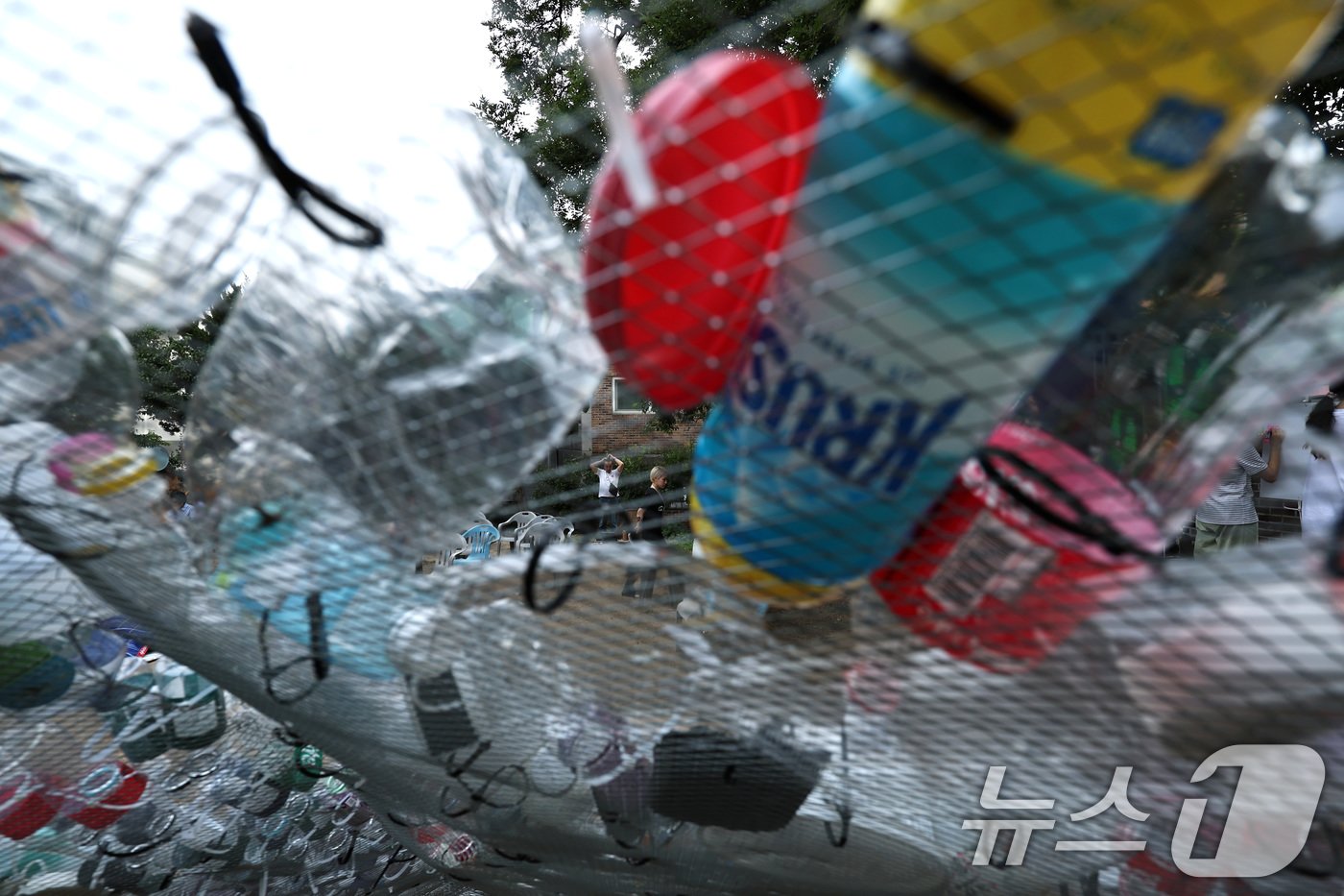 본문 이미지 - 세계 환경의 날인 5일 오후 서울 종로구 환경운동연합 앞마당에 생활 폐기물 4천여 개로 구성된 조형물 '플라스틱 구토'가 설치돼 있다. '2024.6.5/뉴스1 ⓒ News1 구윤성 기자