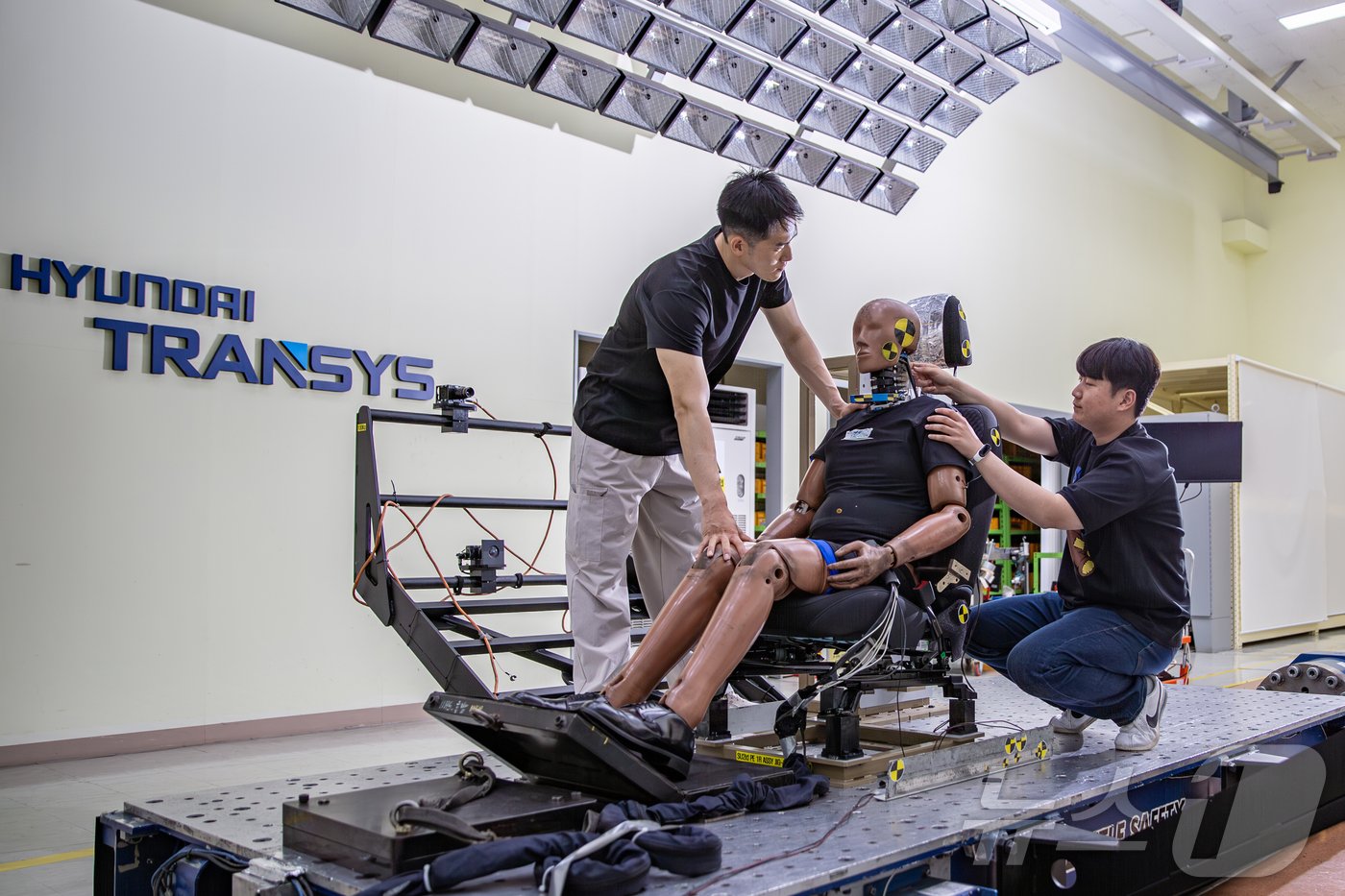 본문 이미지 - 현대트랜시스 동탄시트연구센터의 슬레드 시험 모습.(현대트랜시스 제공) 