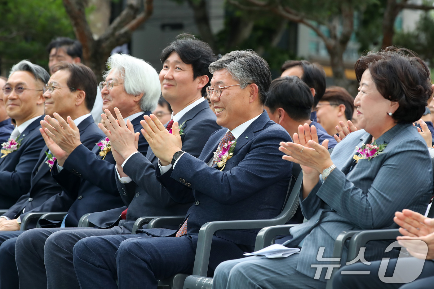 (대구=뉴스1) 공정식 기자 = 5일 오후 대구 수성구 DGB대구은행 본점 앞 광장에서 열린 iM뱅크 시중은행 전환 선포식에서 황병우 DGB금융그룹 회장(오른쪽 두번째) 등 내빈이 …