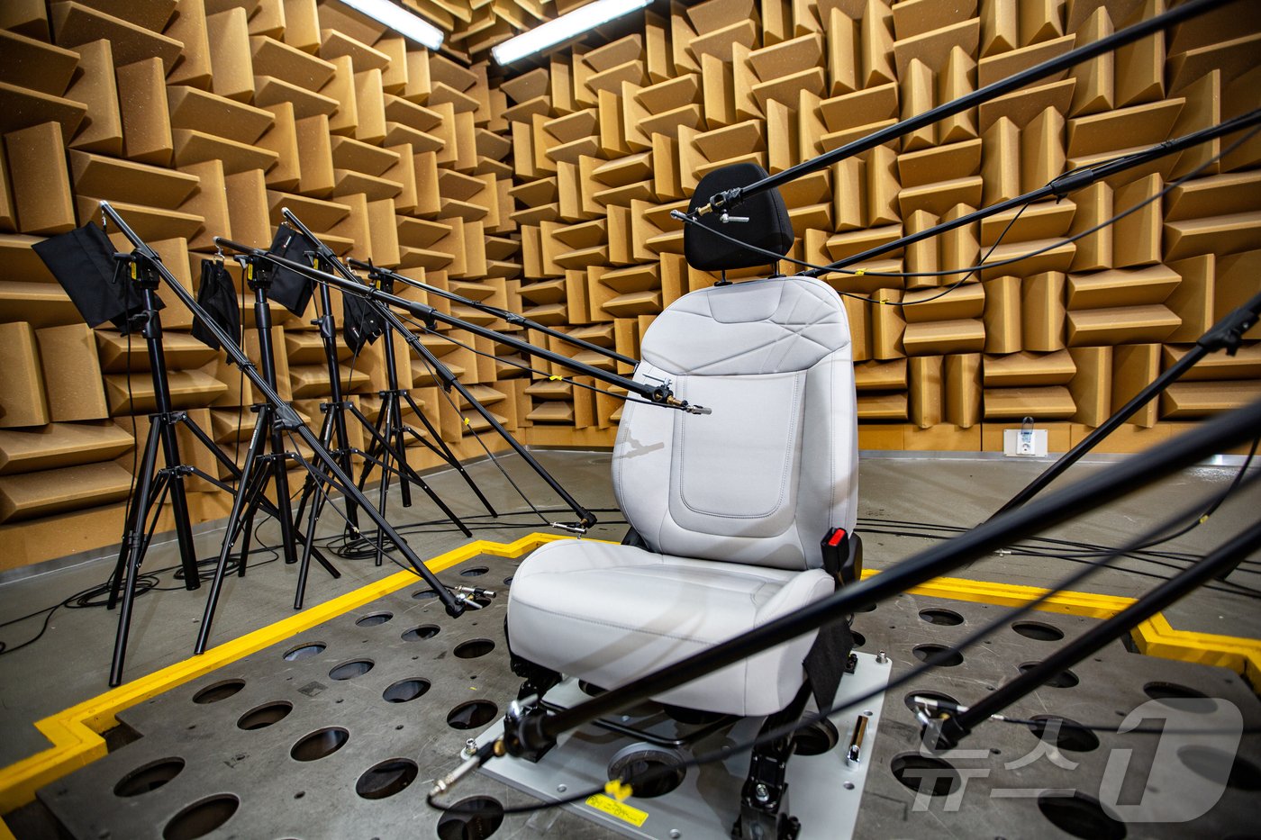 본문 이미지 -  현대트랜시스 동탄시트연구센터의 복합환경진동 시험 모습.(현대트랜시스 제공)