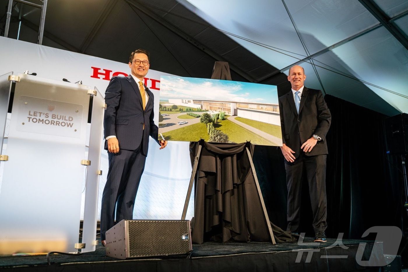 본문 이미지 - 이혁재 LG에너지솔루션-혼다 합작 CEO 부사장과 릭 리글이 COO가 2023년 3월 합작 공장 조감도를 공개하고 있는 모습(LG에너지솔루션 제공).