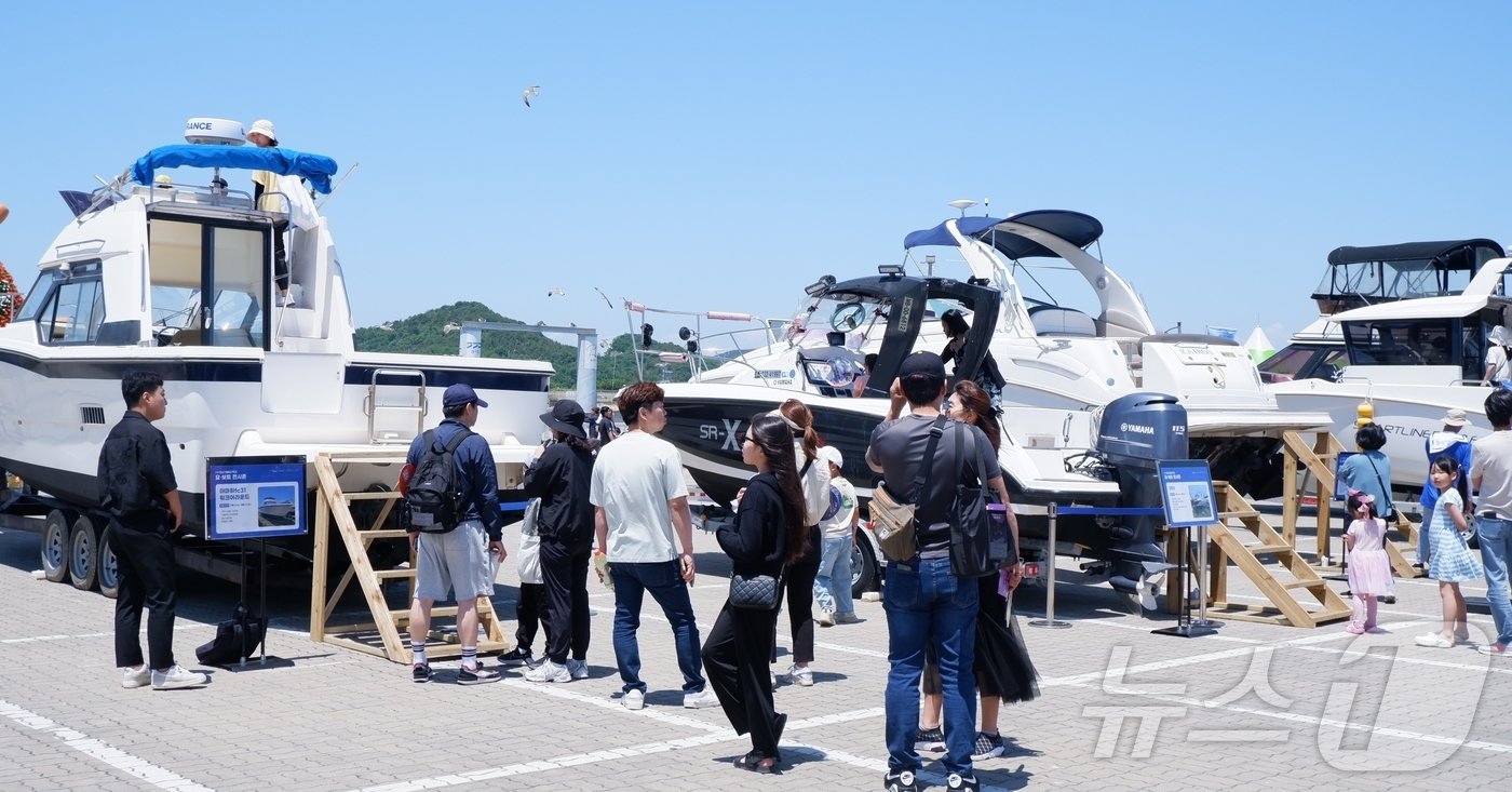 본문 이미지 - 전시된 요트와 보트를 체험하려는 사람들ⓒ 뉴스1 윤슬빈 기자