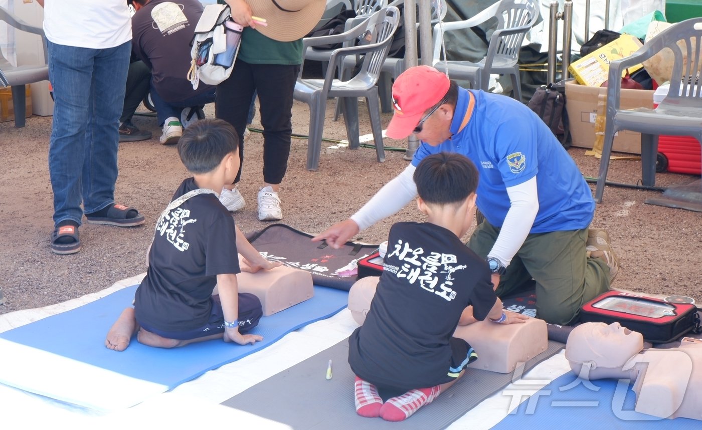 본문 이미지 - 어린이들이 심폐소생술 체험을 하고 있다ⓒ 뉴스1 윤슬빈 기자