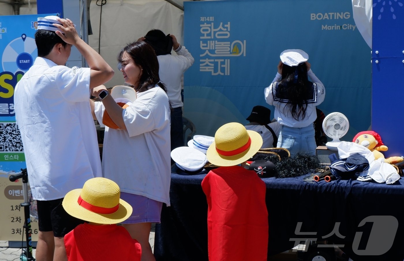 본문 이미지 -  바다와 관련한 독특한 의상을 입고 사진을 남겨볼 수 있는 체험 공간ⓒ 뉴스1 윤슬빈 기자