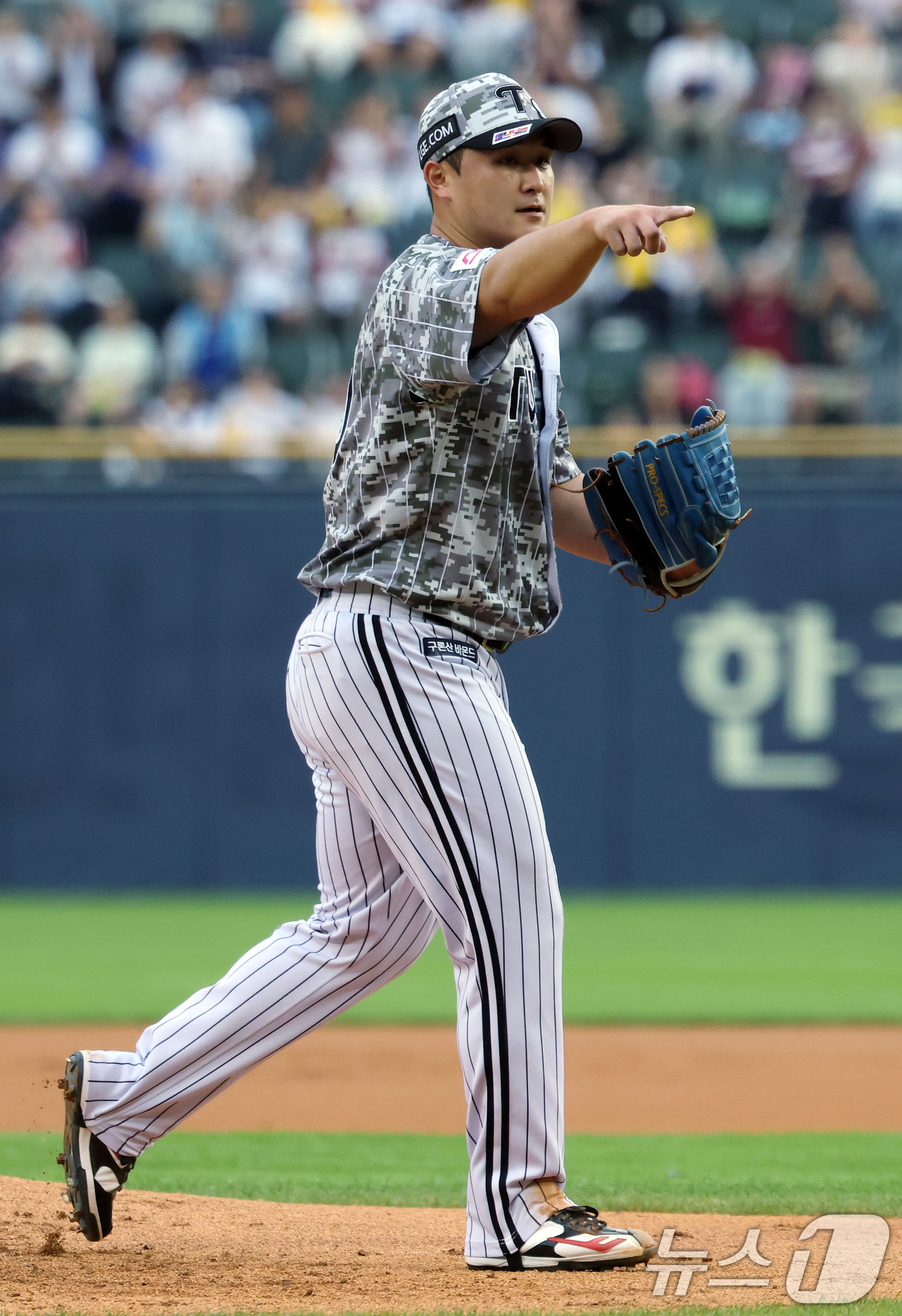 (서울=뉴스1) 박정호 기자 = 5일 오후 서울 송파구 잠실야구장에서 열린 '2024 신한 SOL 뱅크 KBO리그' LG 트윈스와 키움 히어로즈의 경기 1회초 2사 만루 위기를 무 …