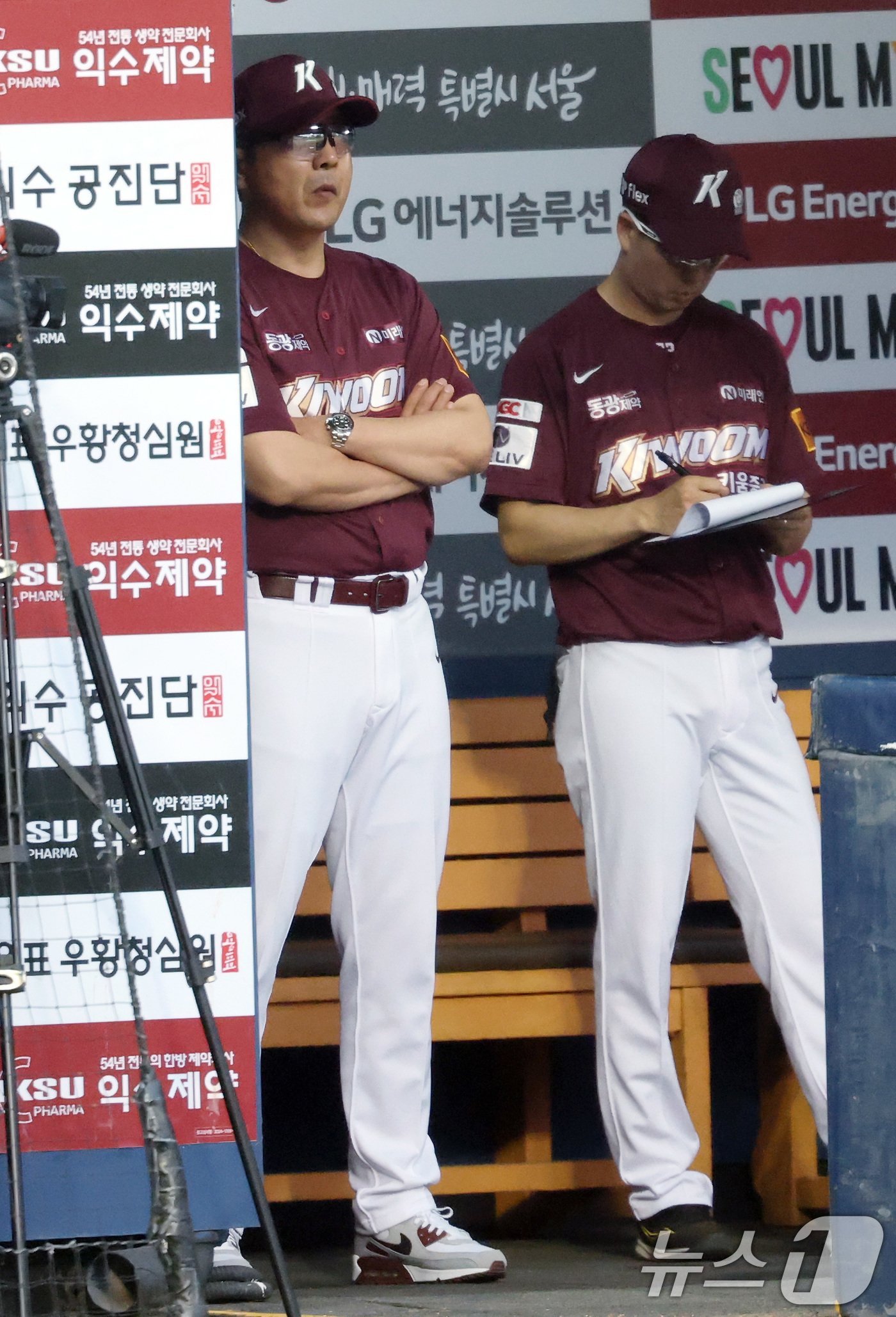 본문 이미지 - 5일 오후 서울 송파구 잠실야구장에서 열린 '2024 신한 SOL 뱅크 KBO리그' LG 트윈스와 키움 히어로즈의 경기에서 홍원기 키움 감독이 그라운드를 응시하고 있다. 2024.6.5/뉴스1 ⓒ News1 박정호 기자