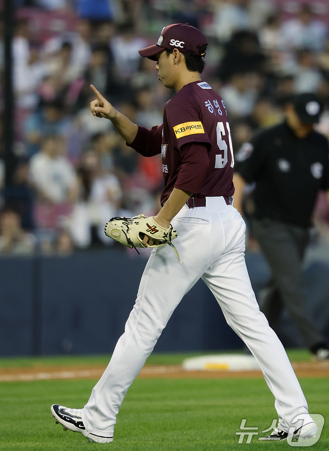 (서울=뉴스1) 박정호 기자 = 5일 오후 서울 송파구 잠실야구장에서 열린 '2024 신한 SOL 뱅크 KBO리그' LG 트윈스와 키움 히어로즈의 경기 3회말 1사 주자 1,2루 …