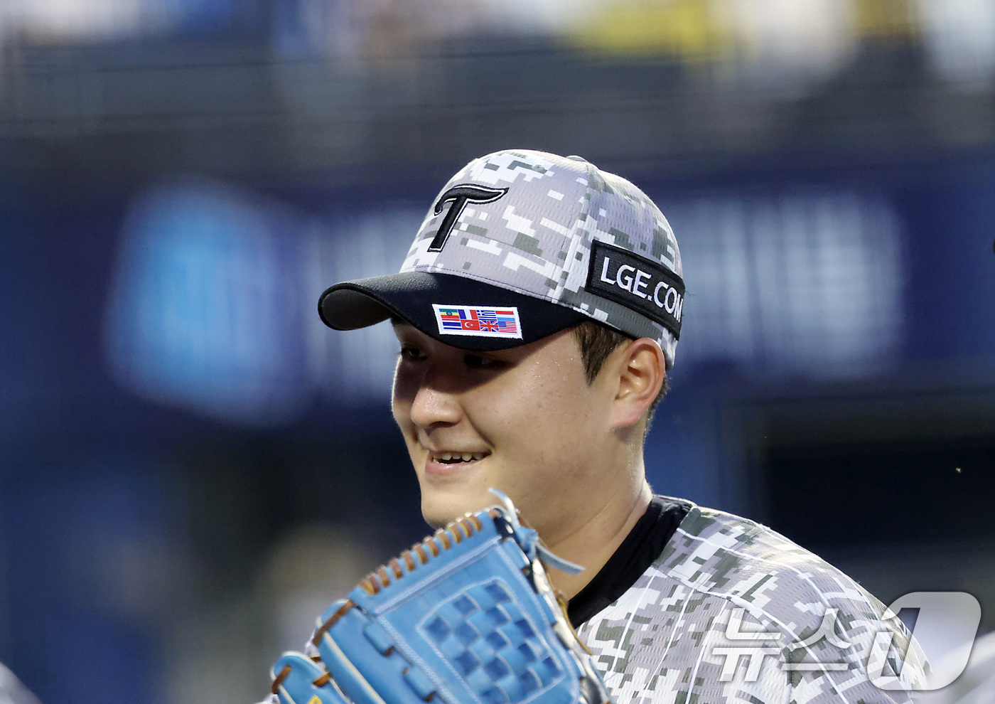 (서울=뉴스1) 박정호 기자 = 5일 오후 서울 송파구 잠실야구장에서 열린 '2024 신한 SOL 뱅크 KBO리그' LG 트윈스와 키움 히어로즈의 경기 4회초 이닝을 마친 LG 선 …