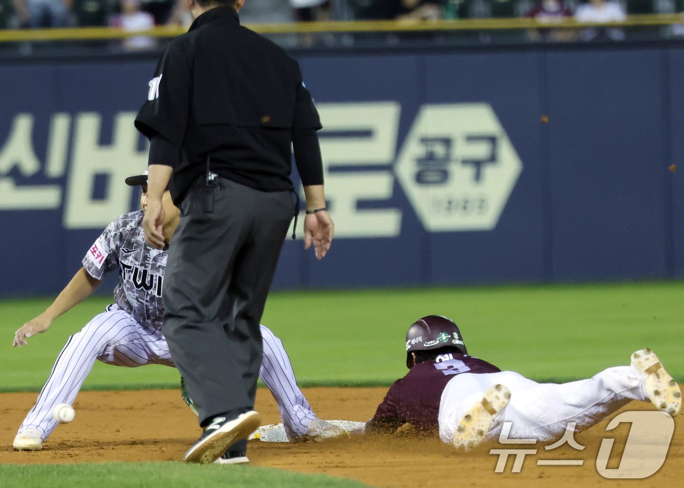 본문 이미지 - 5일 오후 서울 송파구 잠실야구장에서 열린 '2024 신한 SOL 뱅크 KBO리그' LG 트윈스와 키움 히어로즈의 경기 6회초 무사 주자 1루 상황 키움 변상권 타석 때 1루 주자 김혜성이 도루를 성공하고 있다. 2024.6.5/뉴스1 ⓒ News1 박정호 기자