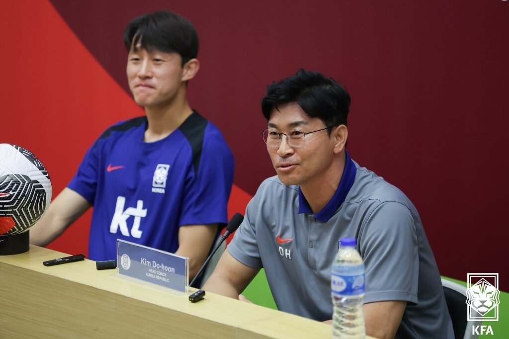 본문 이미지 - 김도훈 대한민국 축구 대표팀 임시 감독이 5일 오후(현지시간) 싱가포르 국립경기장에서 2026 북중미 월드컵 아시아 2차 예선 조별리그 싱가포르전을 앞두고 공식 기자회견을 하고 있다. (대한축구협회 제공) 2024.6.5/뉴스1