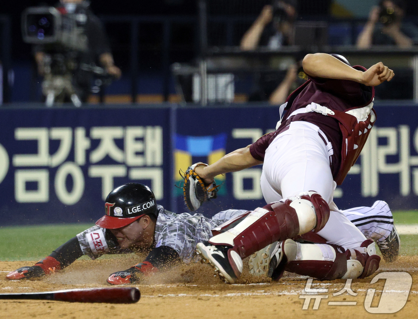 (서울=뉴스1) 박정호 기자 = 5일 오후 서울 송파구 잠실야구장에서 열린 '2024 신한 SOL 뱅크 KBO리그' LG 트윈스와 키움 히어로즈의 경기 7회말 1사 주자 2,3루 …