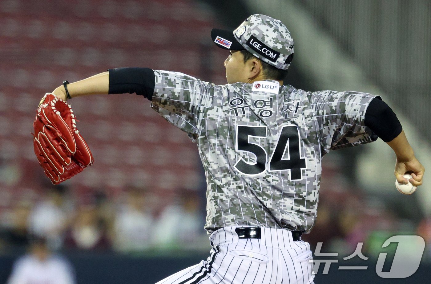 본문 이미지 - 5일 오후 서울 송파구 잠실야구장에서 열린 '2024 신한 SOL 뱅크 KBO리그' LG 트윈스와 키움 히어로즈의 경기 9회초 LG 유영찬이 역투하고 있다. 2024.6.5/뉴스1 ⓒ News1 박정호 기자