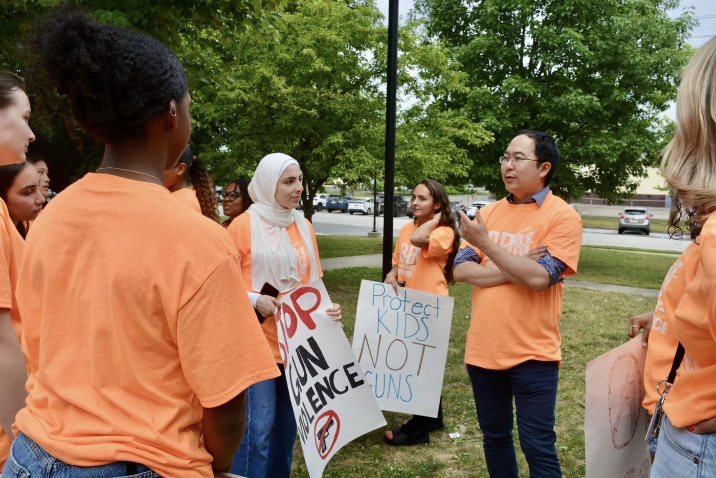 본문 이미지 - 앤디 김 의원이 유권자들과 대화하고 있는 모습. 사진은 김 의원 페이스북 사진 캡처.