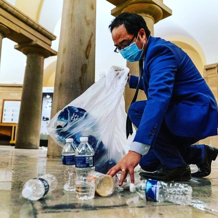 본문 이미지 - 앤디 김 미 연방 하원의원이 지난 2021년 1월6일 도널드 트럼프 전 대통령의 극렬지지자들이 미 의사당에 난입한 이후 묵묵히 의사당내 쓰레기를 청소하고 있는 모습. 사진은 김 의원 페이스북 사진 캡처.