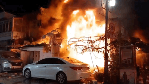 본문 이미지 - 5일 오후 9시59분쯤 인천시 중구 관동2가 인근 2층짜리 상가주택에서 불이 났다.(인천소방본부 제공)2024.6.6/뉴스1