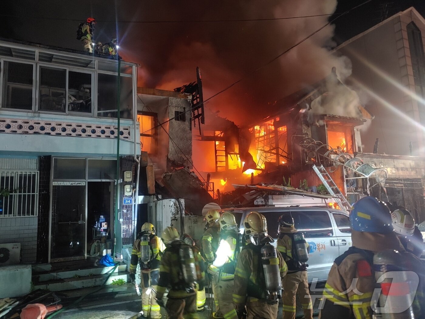 본문 이미지 - 5일 오후 9시59분쯤 인천시 중구 관동2가 인근 2층짜리 상가주택에서 불이 났다.(인천소방본부 제공)2024.6.6/뉴스1