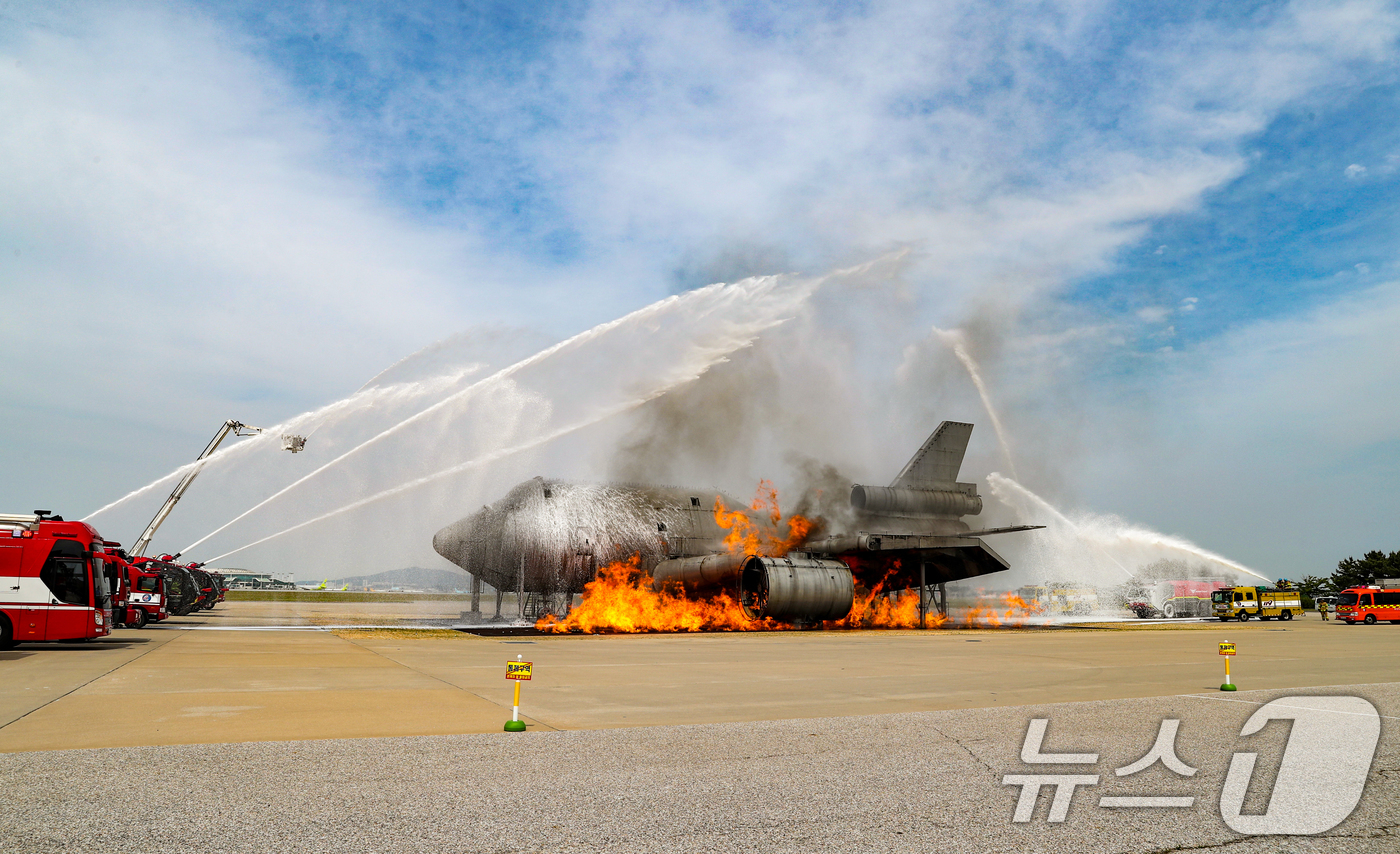 (서울=뉴스1) 송원영 기자 = 지난 5일 오후 인천국제공항에서 열린 '2024 READY korea 2차 훈련'에서 소방대원들이 비행기 화재를 진압하고 있다.이번 훈련은 비행기가 …