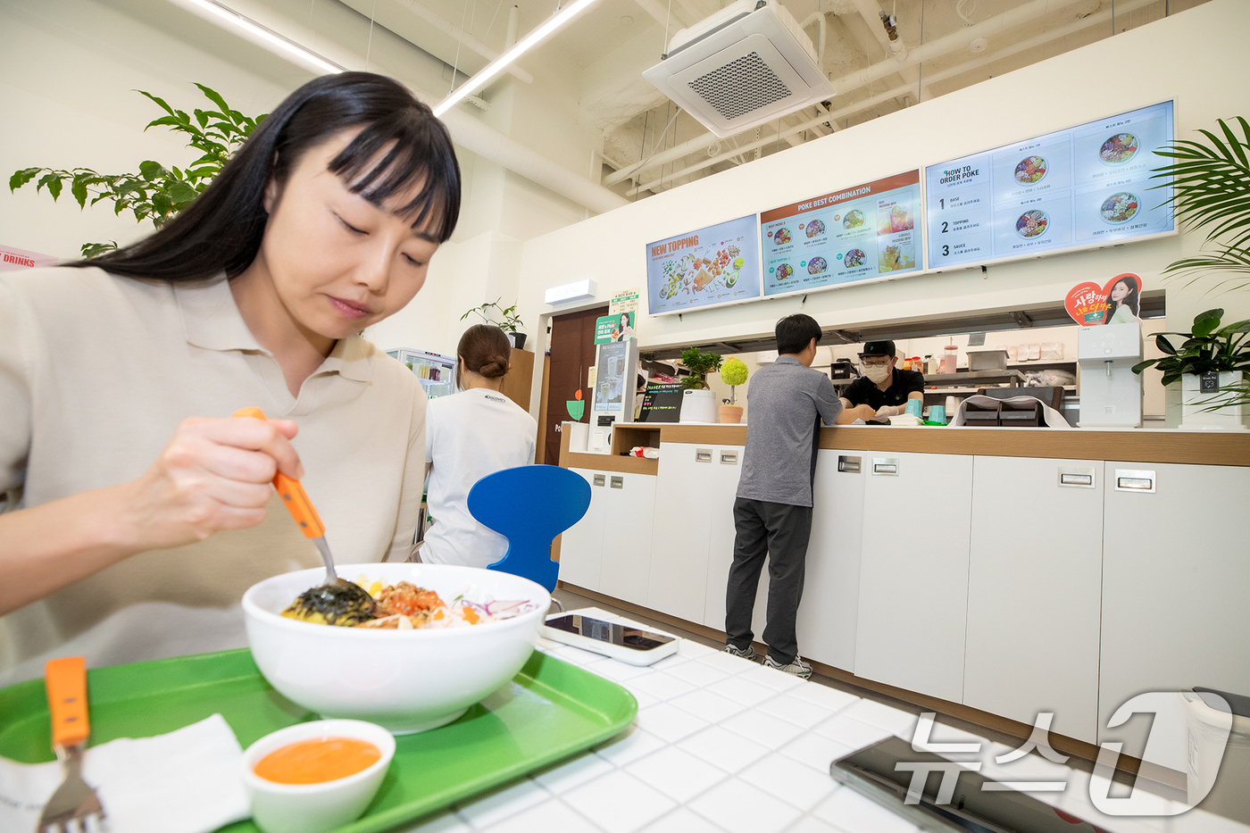 (서울=뉴스1) 송원영 기자 = KT가 6일 ‘사장님TV’ 등 소상공인을 위한 미디어플랫폼 활용 상품으로 프랜차이즈 맞춤 서비스를 강화한다고 밝혔다.사진은 경기 고양시 일산동구에 …