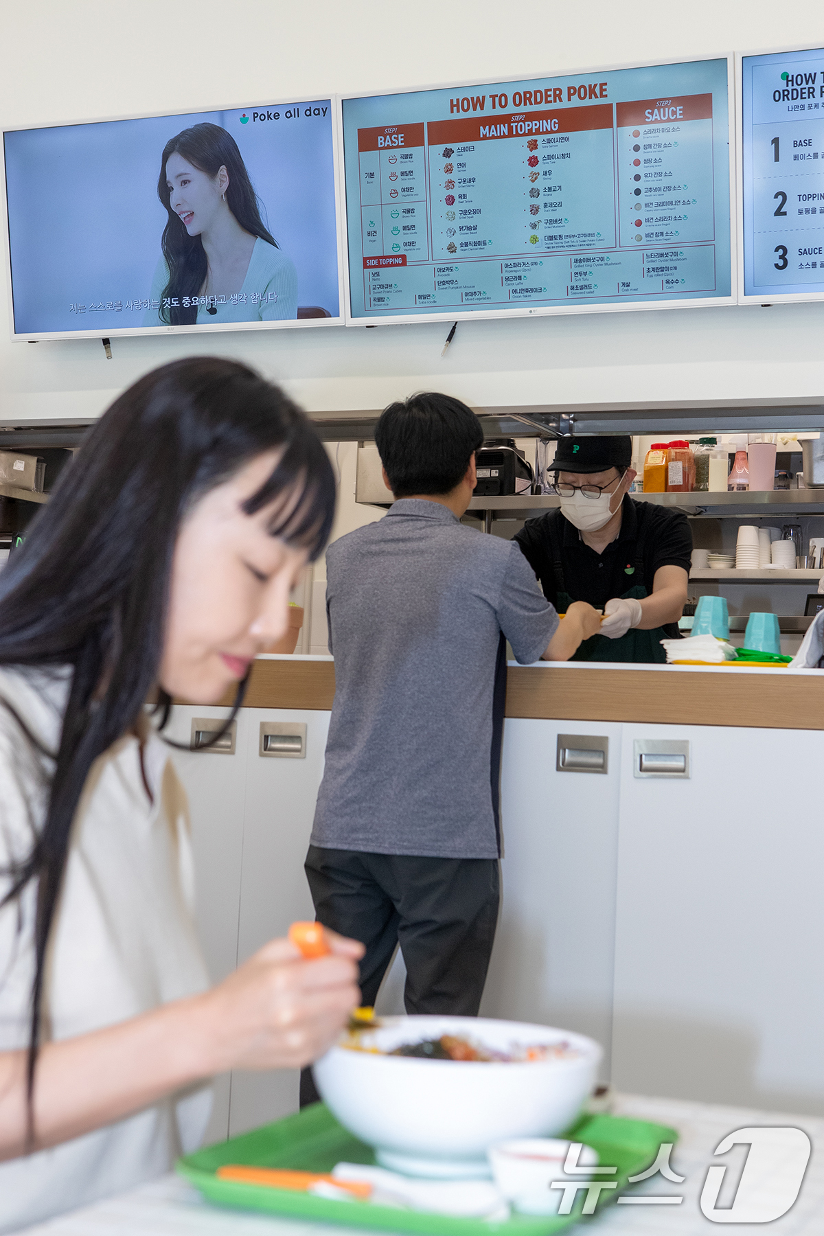 (서울=뉴스1) 송원영 기자 = KT가 6일 ‘사장님TV’ 등 소상공인을 위한 미디어플랫폼 활용 상품으로 프랜차이즈 맞춤 서비스를 강화한다고 밝혔다.사진은 경기 고양시 일산동구에 …