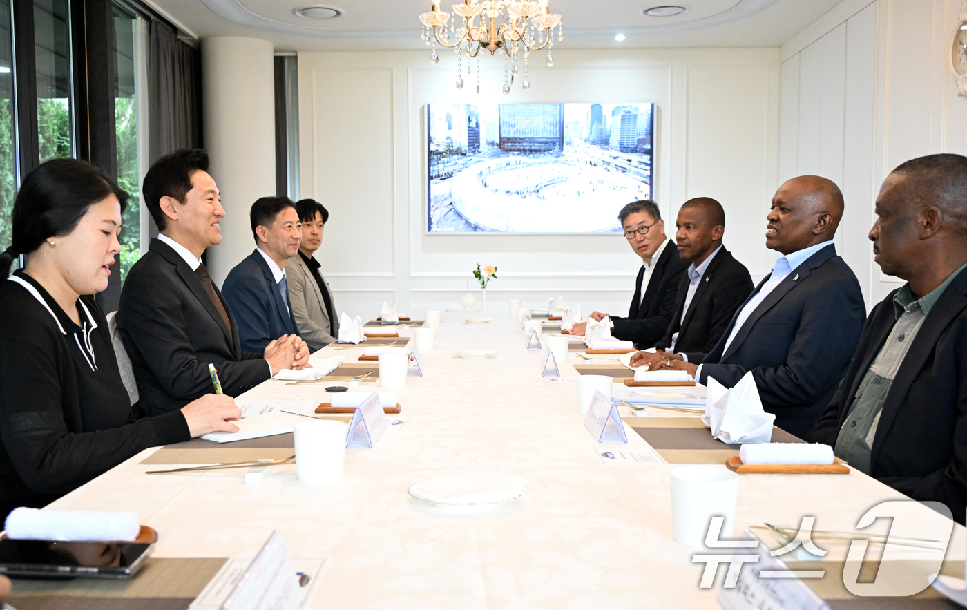 (서울=뉴스1) 송원영 기자 = 오세훈 서울시장이 6일 서울 용산구 서울파트너스하우스에서 모퀘에치 에릭 마시시 보츠와나 대통령과 대화하고 있다. (서울시 제공) 2024.6.6/뉴 …