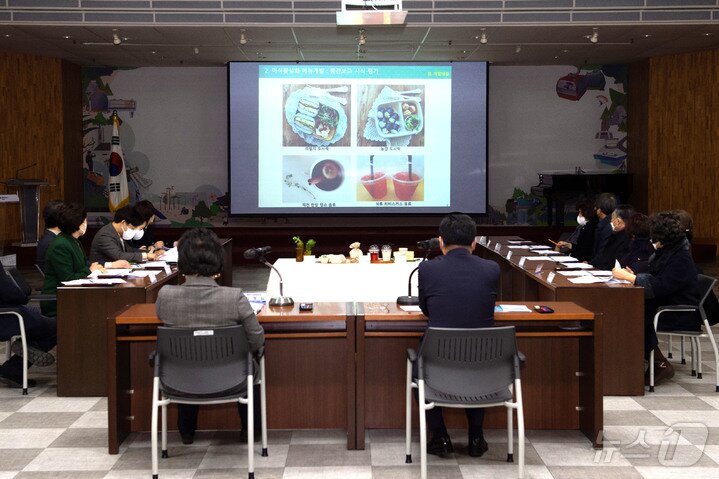 본문 이미지 - 2022년 12월 19일 제천시청서 열린 시식·시음 품평회.2024.6.6/뉴스1