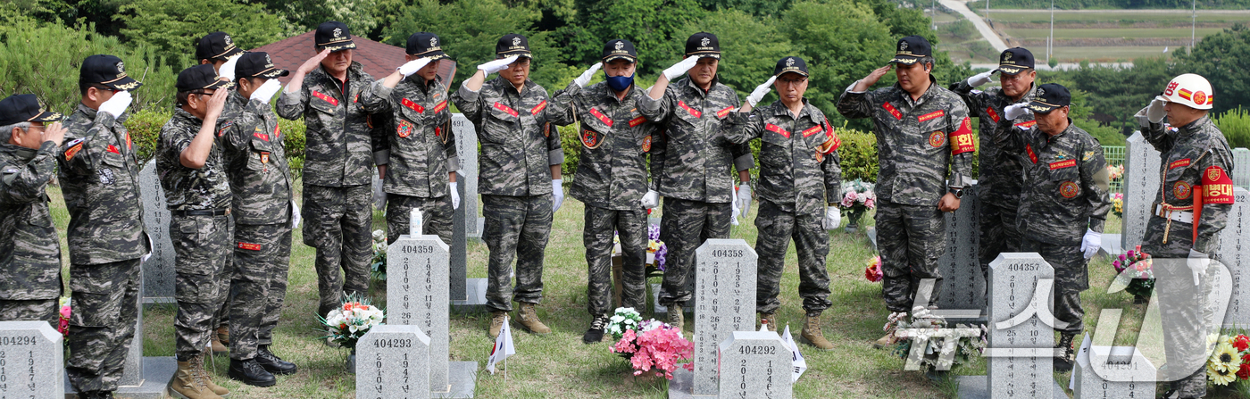 (임실=뉴스1) 유경석 기자 = 현충일인 6일 전북자치도 임실군 국립임실호국원을 찾은 해병대 전우회 회원들이 전우의 묘비를 향해 거수경례하고 있다. 2024.6.6/뉴스1
