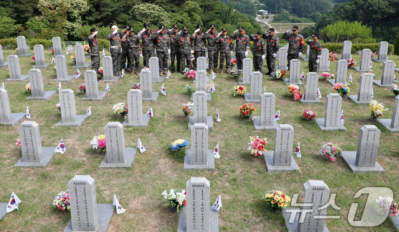 (임실=뉴스1) 유경석 기자 = 현충일인 6일 전북자치도 임실군 국립임실호국원을 찾은 해병대 전우회 회원들이 전우의 묘비를 향해 거수경례하고 있다. 2024.6.6/뉴스1