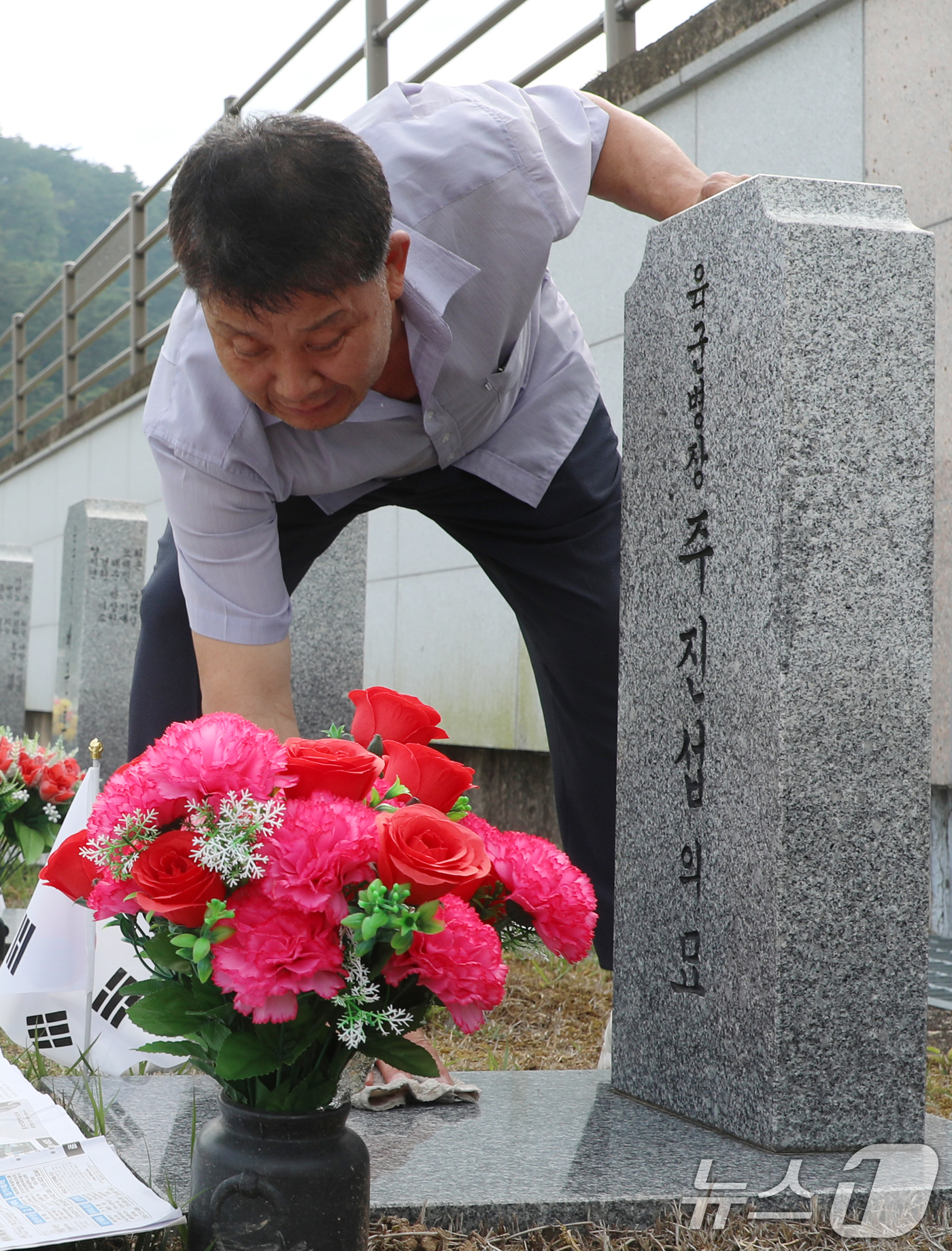 (임실=뉴스1) 유경석 기자 = 현충일인 6일 전북자치도 임실군 국립임실호국원을 찾은 한 추모객이 묘비를 닦고 있다. 2024.6.6/뉴스1