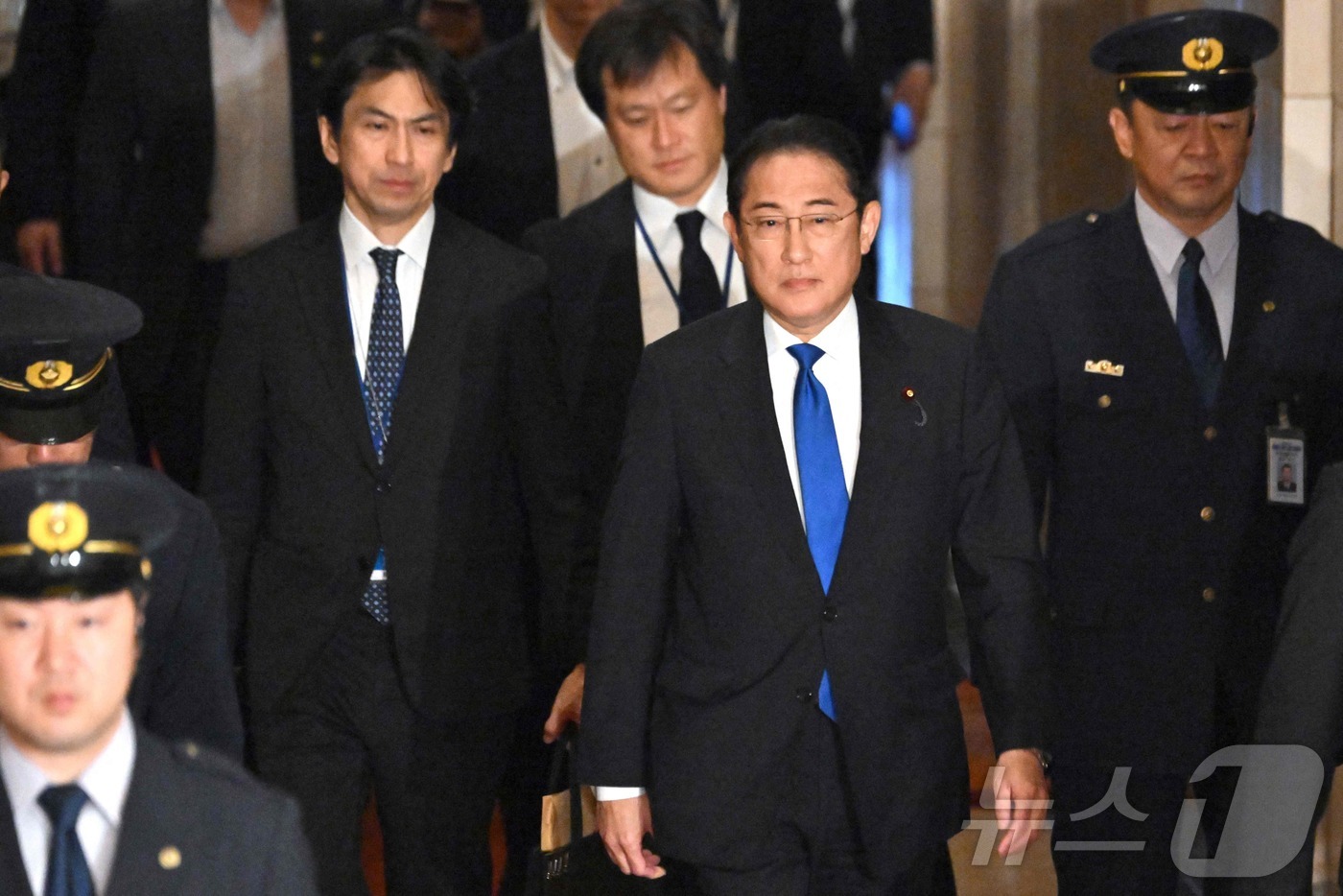 (도쿄 AFP=뉴스1) 우동명 기자 = 기시다 후미오 일본 총리가 5일(현지시간) 도쿄의 중의원 정치 개혁 위원회 회의에 참석을 하기 위해 도착을 하고 있다. 2024.06,06ⓒ …