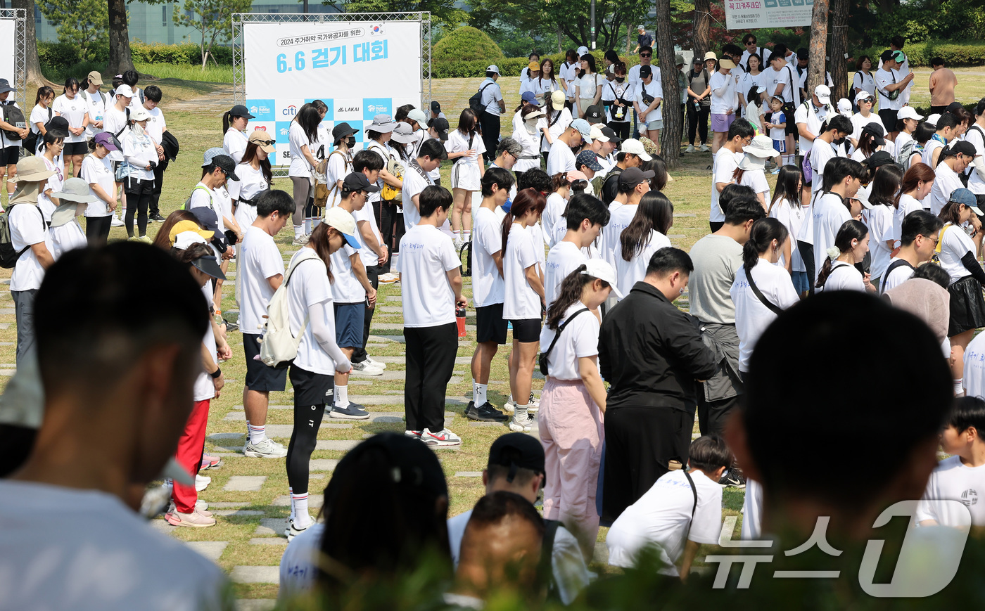 (서울=뉴스1) 이동해 기자 = 현충일인 6일 서울 중구 백범광장공원에서 '주거취약 국가유공자 주거 지원 사업' 모금을 위해 진행된 6.6 걷기대회에서 시민들이 오전 10시 전국적 …