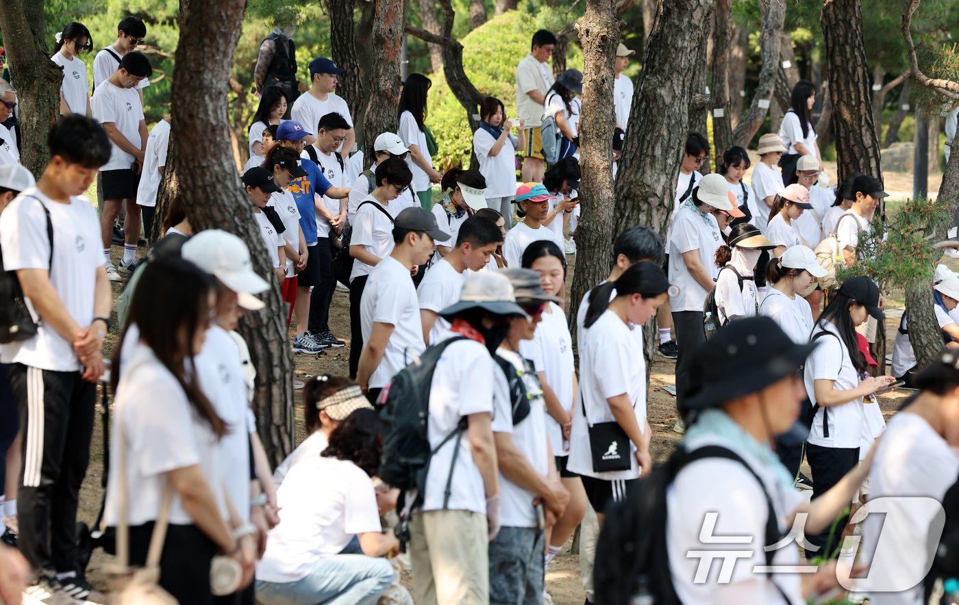 (서울=뉴스1) 이동해 기자 = 현충일인 6일 서울 중구 백범광장공원에서 '주거취약 국가유공자 주거 지원 사업' 모금을 위해 진행된 6.6 걷기대회에서 시민들이 오전 10시 전국적 …