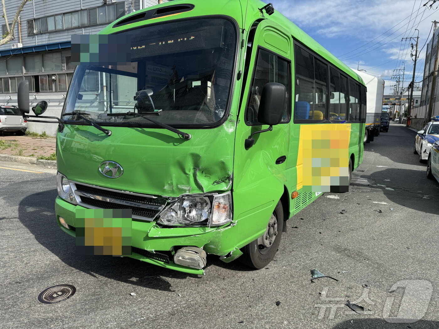 본문 이미지 - 지난달 16일 사하구 장림동 한 교차로에서 마을버스 기사가 음주운전 사고를 냈다.(부산경찰청 제공)