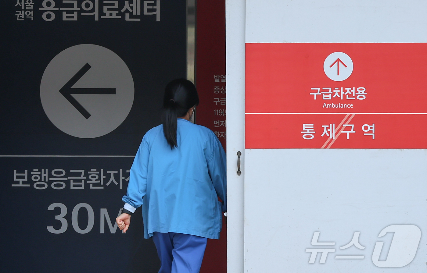 (서울=뉴스1) 김도우 기자 = 정부의 의대 정원 확대에 반발하는 전공의를 비롯한 의료계의 집단행동이 이어지고 있는 6일 서울 시내 한 대학병원에서 의료진이 발걸음을 옮기고 있다. …