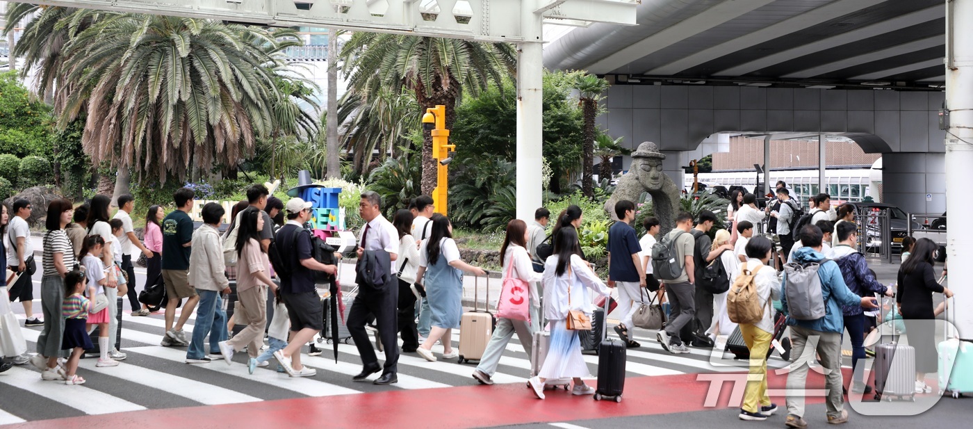 (제주=뉴스1) 고동명 기자 = 현충일인 6일 오전 제주국제공항이 징검다리 연휴를 맞아 제주를 찾은 관광객들로 붐비고 있다.2024.6.6/뉴스1