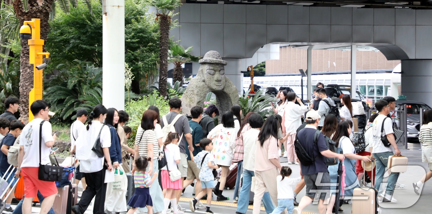 (제주=뉴스1) 고동명 기자 = 현충일인 6일 오전 제주국제공항이 징검다리 연휴를 맞아 제주를 찾은 관광객들로 붐비고 있다.2024.6.6/뉴스1