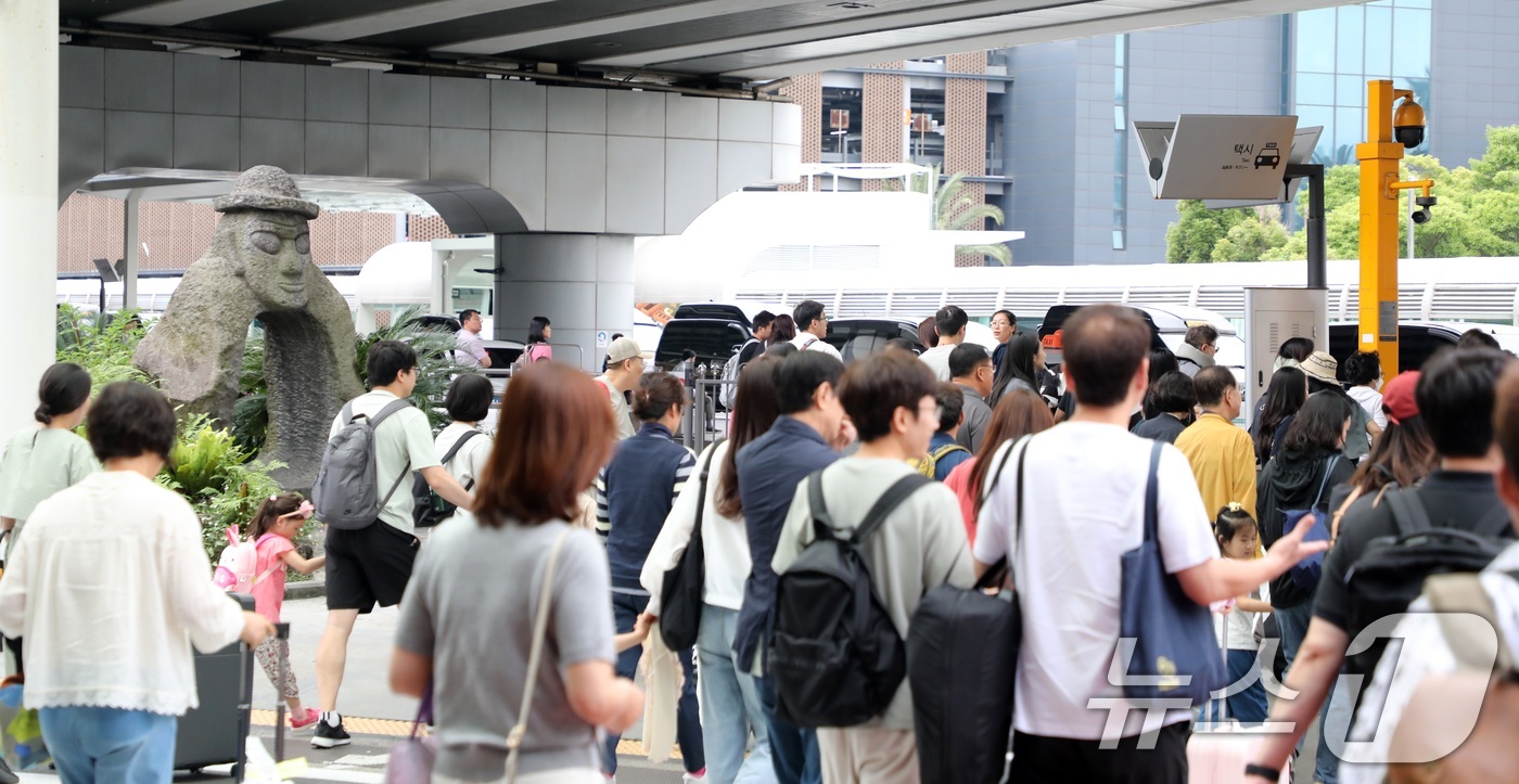 (제주=뉴스1) 고동명 기자 = 현충일인 6일 오전 제주국제공항이 징검다리 연휴를 맞아 제주를 찾은 관광객들로 붐비고 있다.2024.6.6/뉴스1