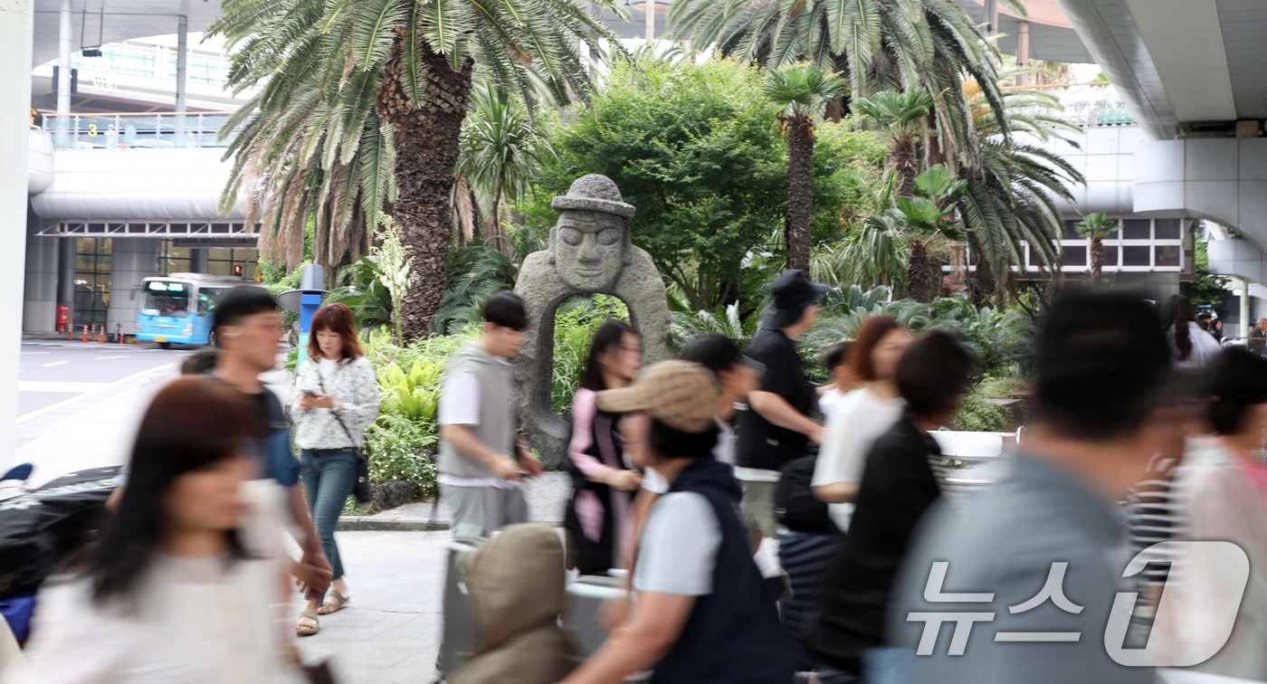 (제주=뉴스1) 고동명 기자 = 현충일인 6일 오전 제주국제공항이 징검다리 연휴를 맞아 제주를 찾은 관광객들로 붐비고 있다.2024.6.6/뉴스1
