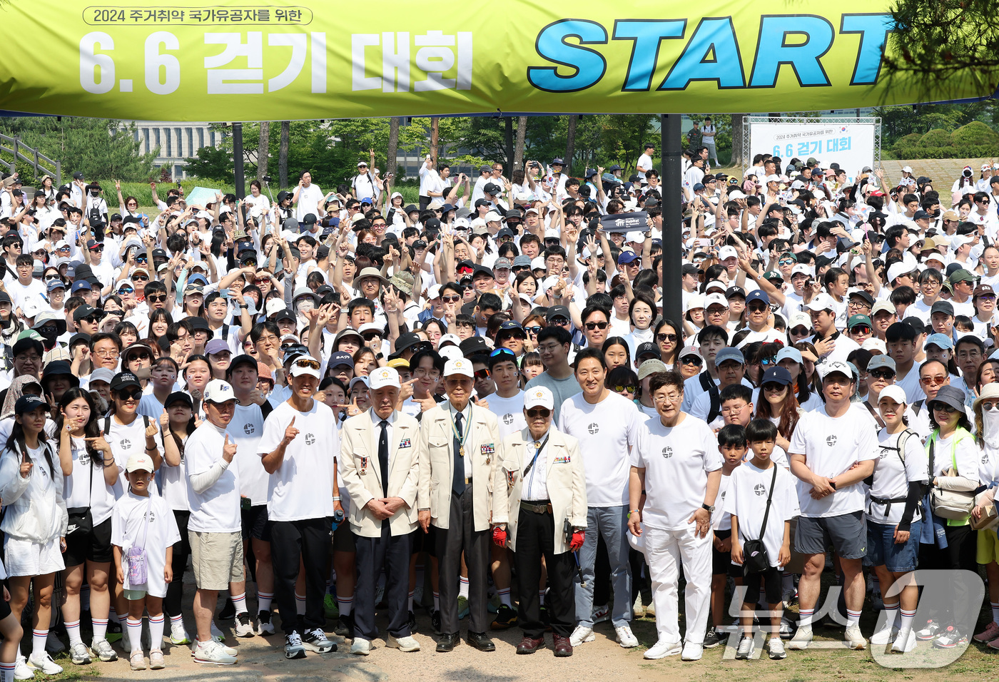 (서울=뉴스1) 이동해 기자 = 현충일인 6일 서울 중구 백범광장공원에서 '주거취약 국가유공자 주거 지원 사업' 모금을 위해 진행된 6.6 걷기대회에서 오세훈 서울시장과 참전용사, …