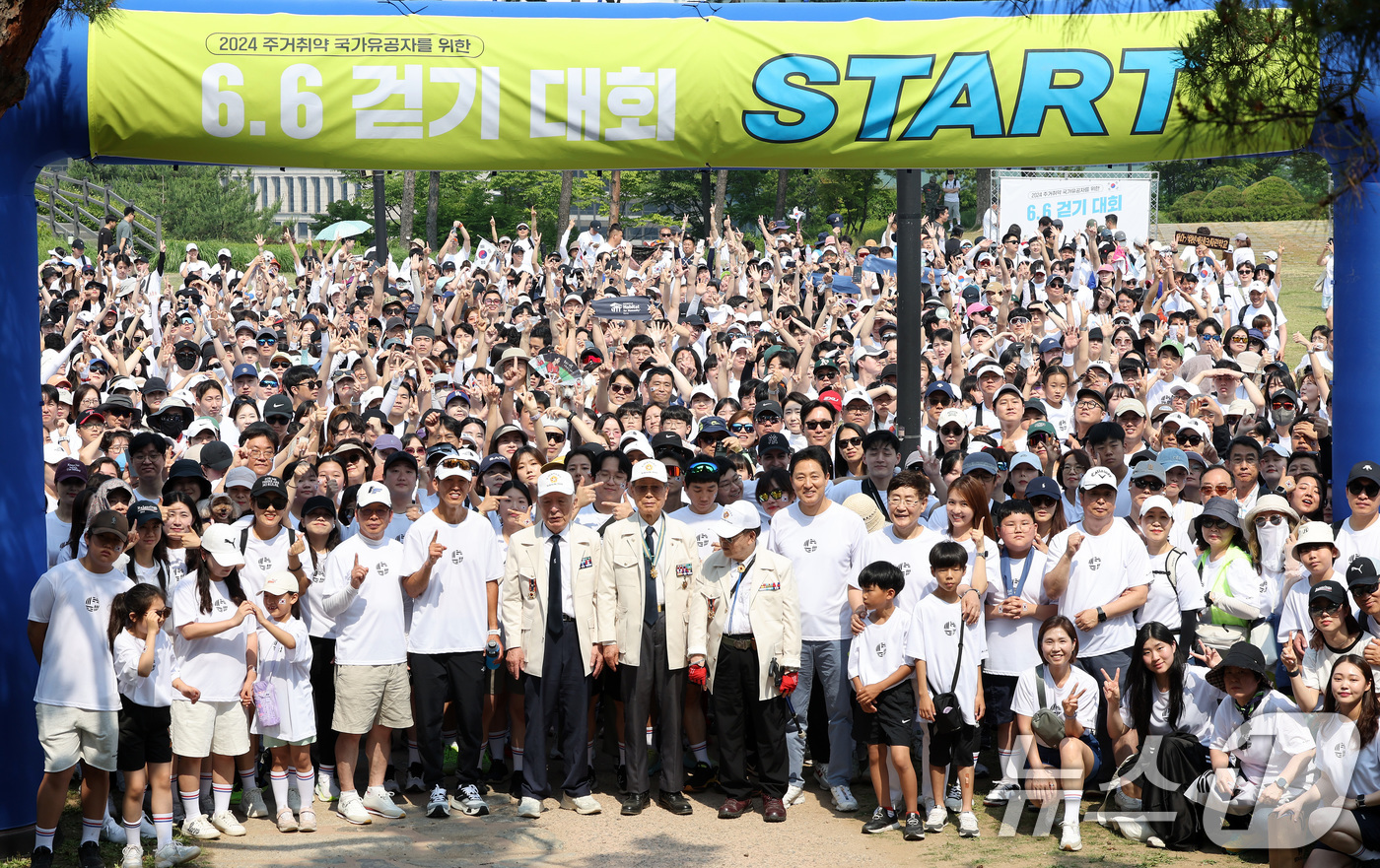 (서울=뉴스1) 이동해 기자 = 현충일인 6일 서울 중구 백범광장공원에서 '주거취약 국가유공자 주거 지원 사업' 모금을 위해 진행된 6.6 걷기대회에서 오세훈 서울시장과 참전용사, …