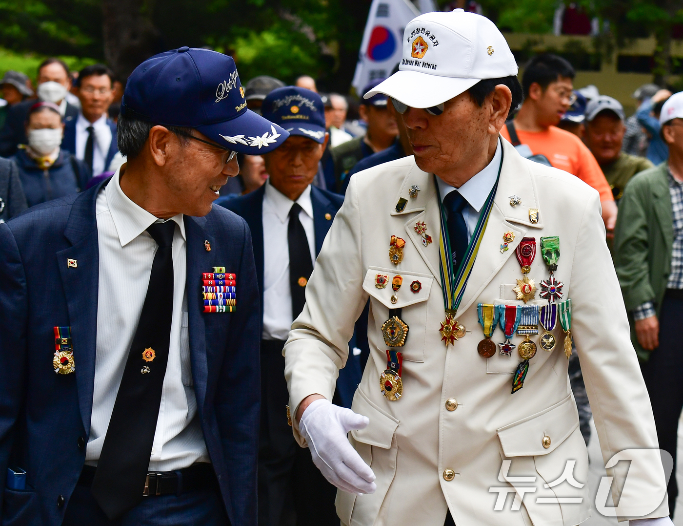 (포항=뉴스1) 최창호 기자 = 6일 경북 포항시 북구 충혼탑에서 열린 제69회 현충일 추념식장에 만난 6.25와 베트남 참전용사가 인사를 나누고 있다. 2024.6.6/뉴스1