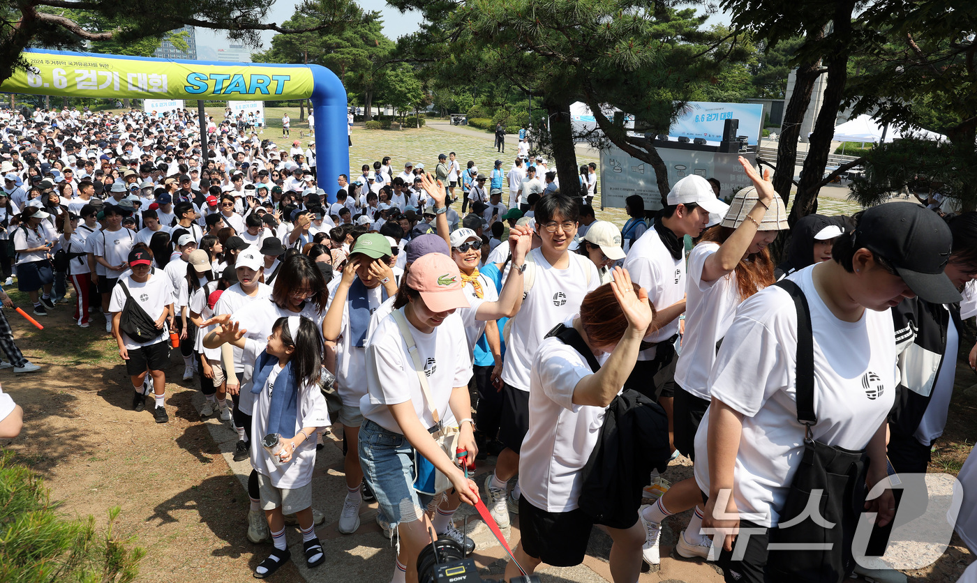 (서울=뉴스1) 이동해 기자 = 현충일인 6일 서울 중구 백범광장공원에서 '주거취약 국가유공자 주거 지원 사업' 모금을 위해 진행된 6.6 걷기대회에서 시민들이 출발하고 있다. 2 …