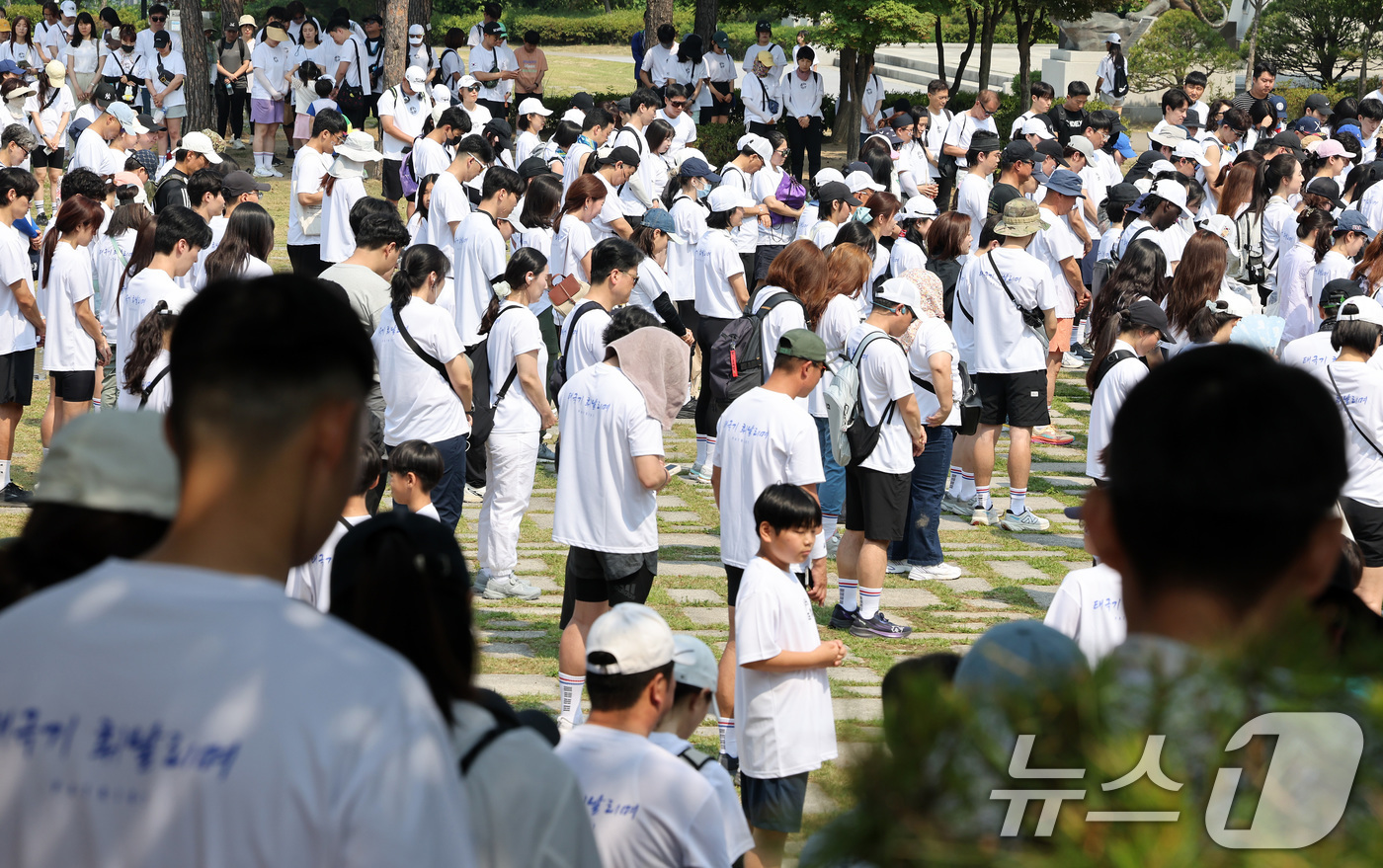 (서울=뉴스1) 이동해 기자 = 현충일인 6일 서울 중구 백범광장공원에서 '주거취약 국가유공자 주거 지원 사업' 모금을 위해 진행된 6.6 걷기대회에서 시민들이 오전 10시 전국적 …