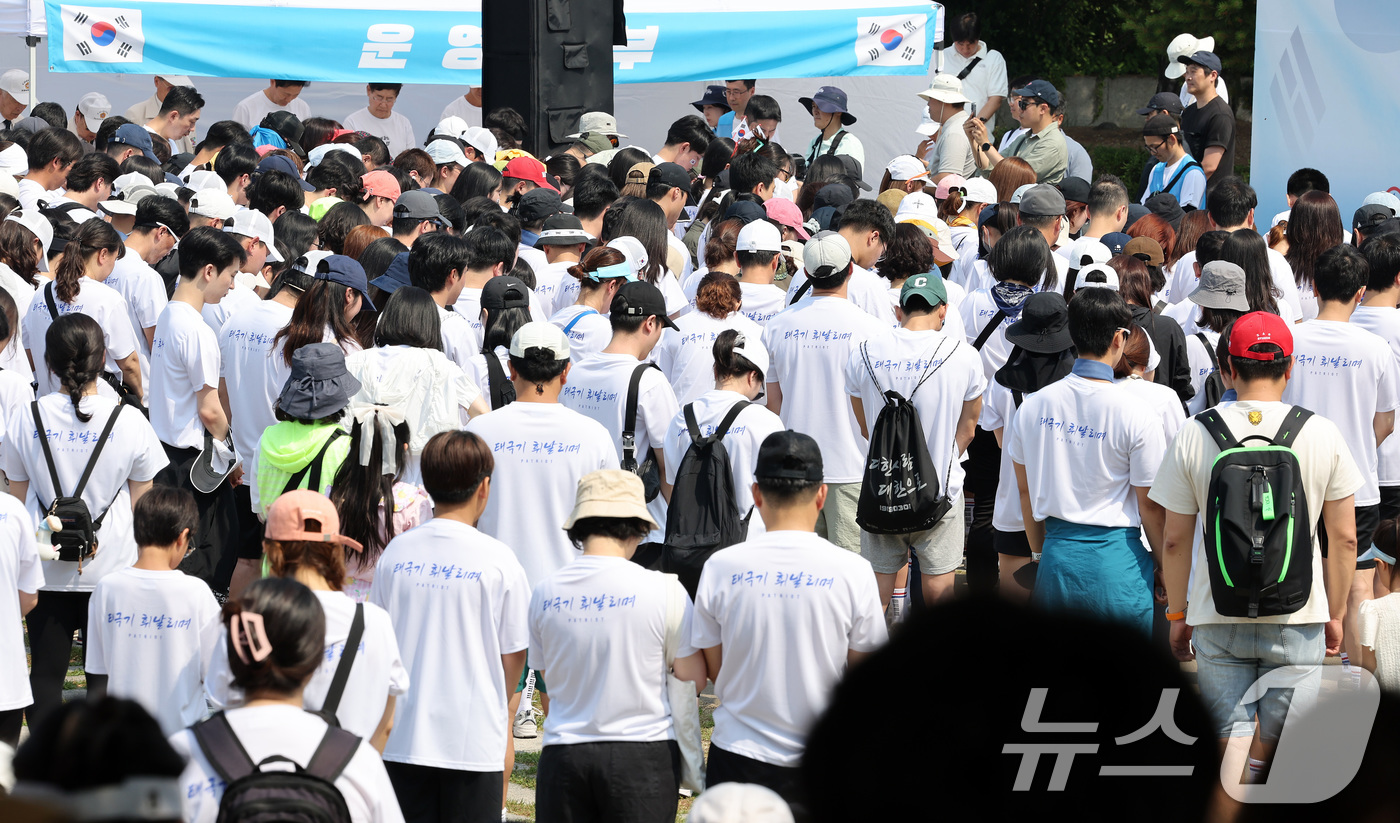 (서울=뉴스1) 이동해 기자 = 현충일인 6일 서울 중구 백범광장공원에서 '주거취약 국가유공자 주거 지원 사업' 모금을 위해 진행된 6.6 걷기대회에서 시민들이 오전 10시 전국적 …