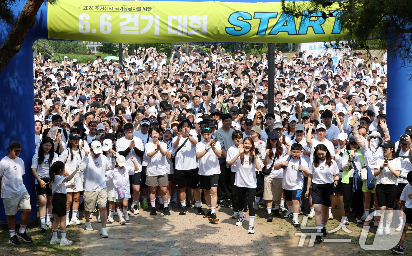 (서울=뉴스1) 이동해 기자 = 현충일인 6일 서울 중구 백범광장공원에서 '주거취약 국가유공자 주거 지원 사업' 모금을 위해 진행된 6.6 걷기대회에서 시민들이 출발하고 있다. 2 …