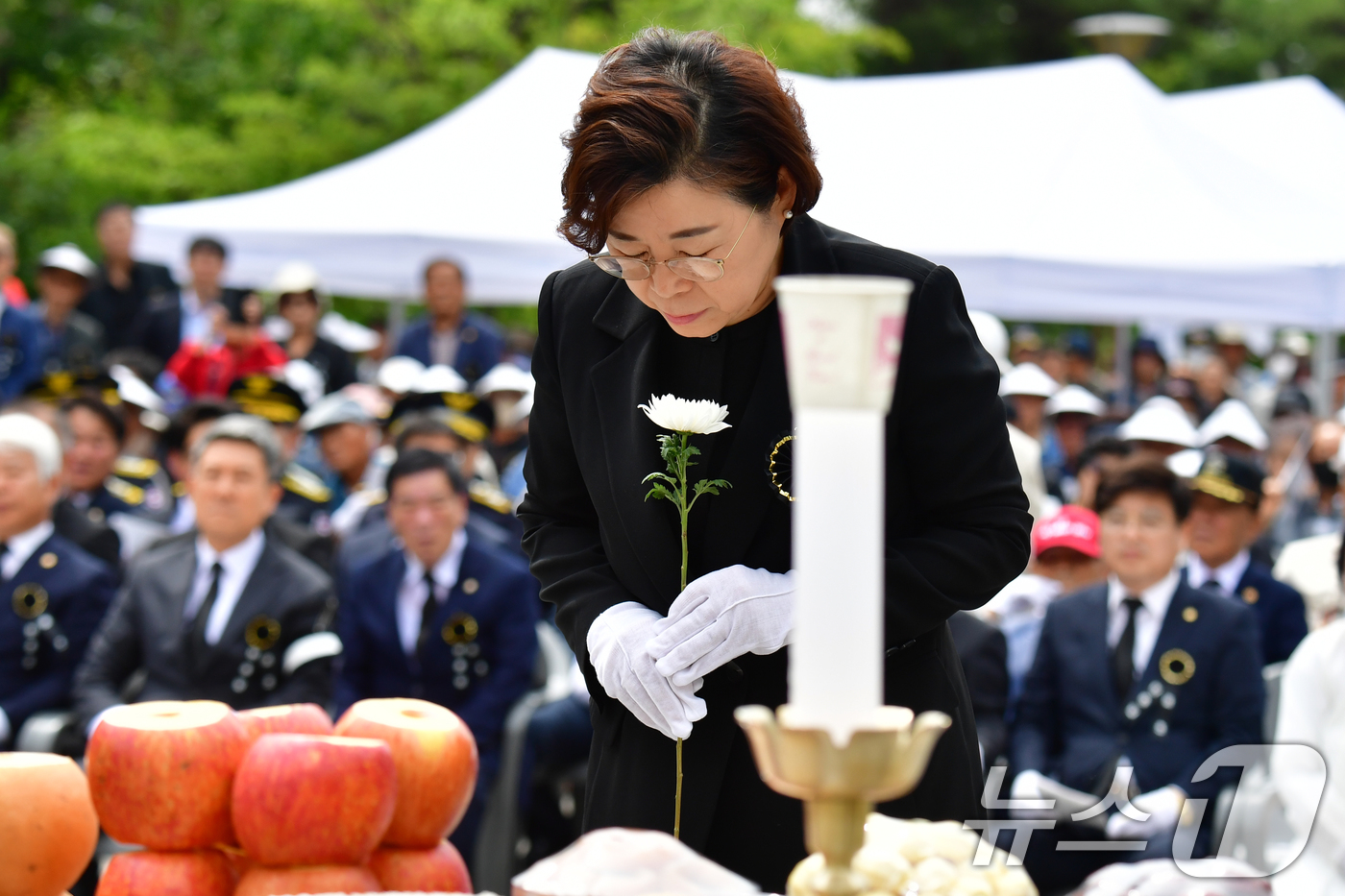 (포항=뉴스1) 최창호 기자 = 김정재 국민의힘(포항북) 국회의원이 6일 경북 포항시 북구 충혼탑에서 열린 제69회 현충일 추념식에서 헌화하고 있다. 2024.6.6/뉴스1