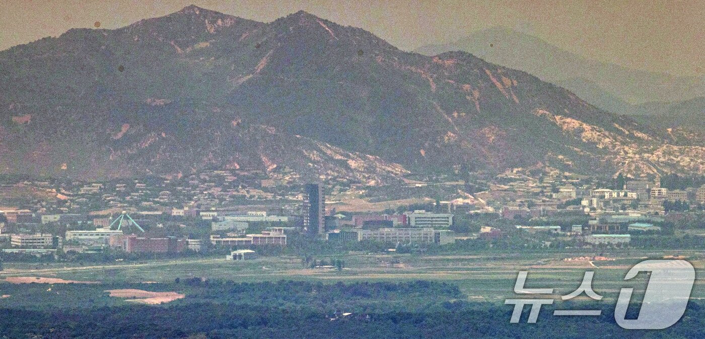 본문 이미지 - 6일 파주 접경지역에서 바라본 개성공단 내 남북공동연락사무소가 폭파된 채 방치된 모습이 보이고 있다. 2024.6.6/뉴스1 ⓒ News1 이승배 기자