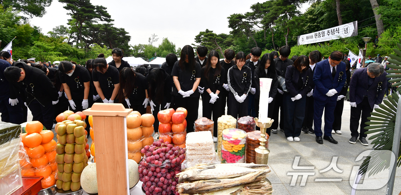 (포항=뉴스1) 최창호 기자 = 6일 경북 포항시 북구 충혼탑에서 열린 제69회 현충일 추념식에서 영일고등학교 김규완 교장과 교직원, 학생들이 헌화와 분향 후 묵념하고 있다. 20 …