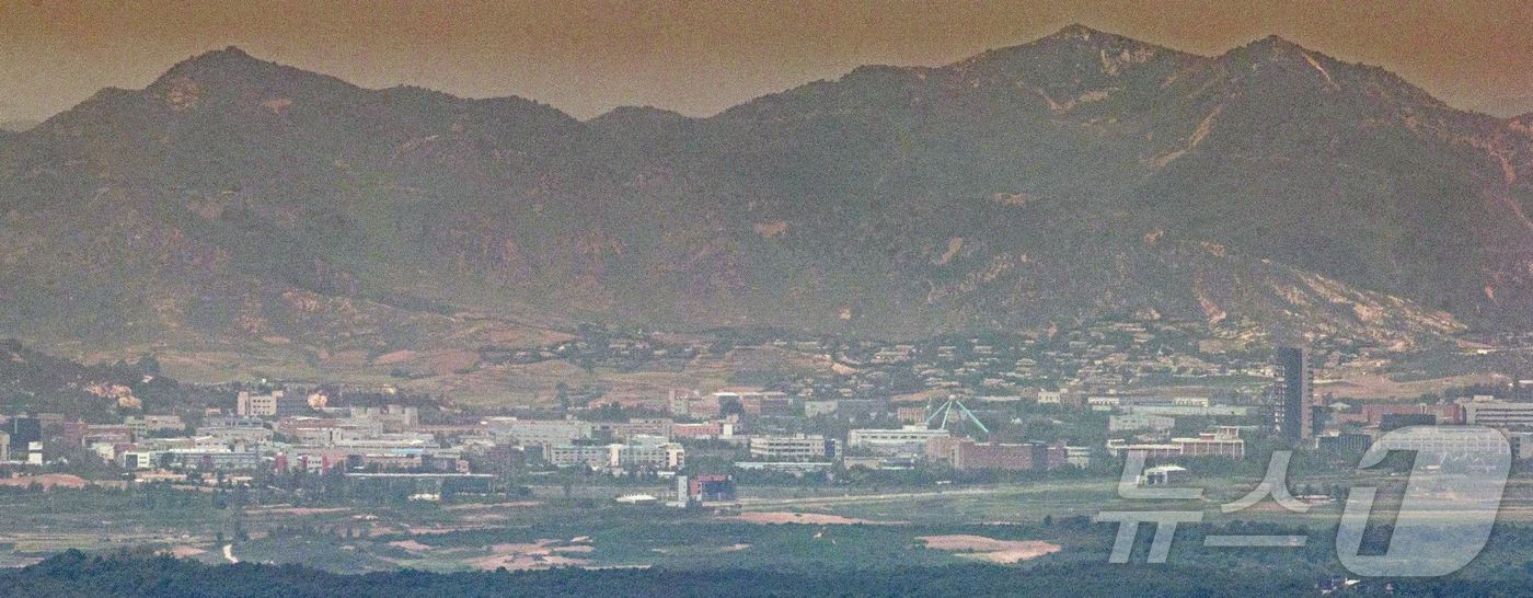 (파주=뉴스1) 이승배 기자 = 북한의 오물풍선 등의 도발로 9.19 군사합의 효력 정지 안건이 의결되는 등 남북 긴장관계가 고조되고 있는 6일 파주 접경지역에서 바라본 개성공단 …