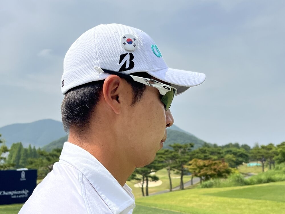 본문 이미지 - KPGA 대회에 출전한 선수들이 태극기 배지를 패용하고 경기에 나선다 태극기 패치를 단 최진호. &#40;KPGA 제공&#41;
